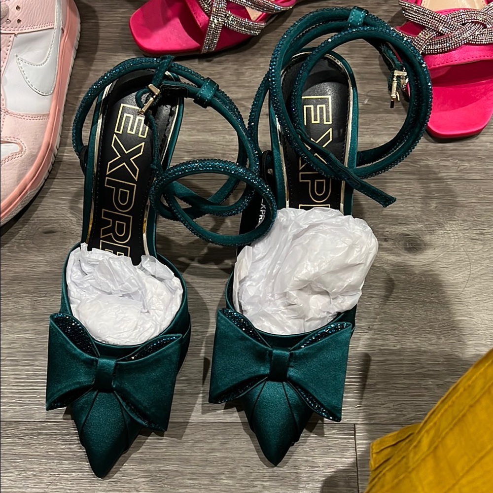 Express Women's Bow Heels
